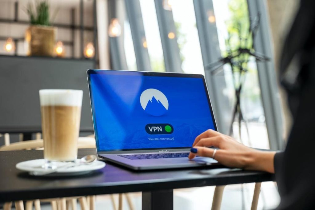 Logo VPN di layar laptop